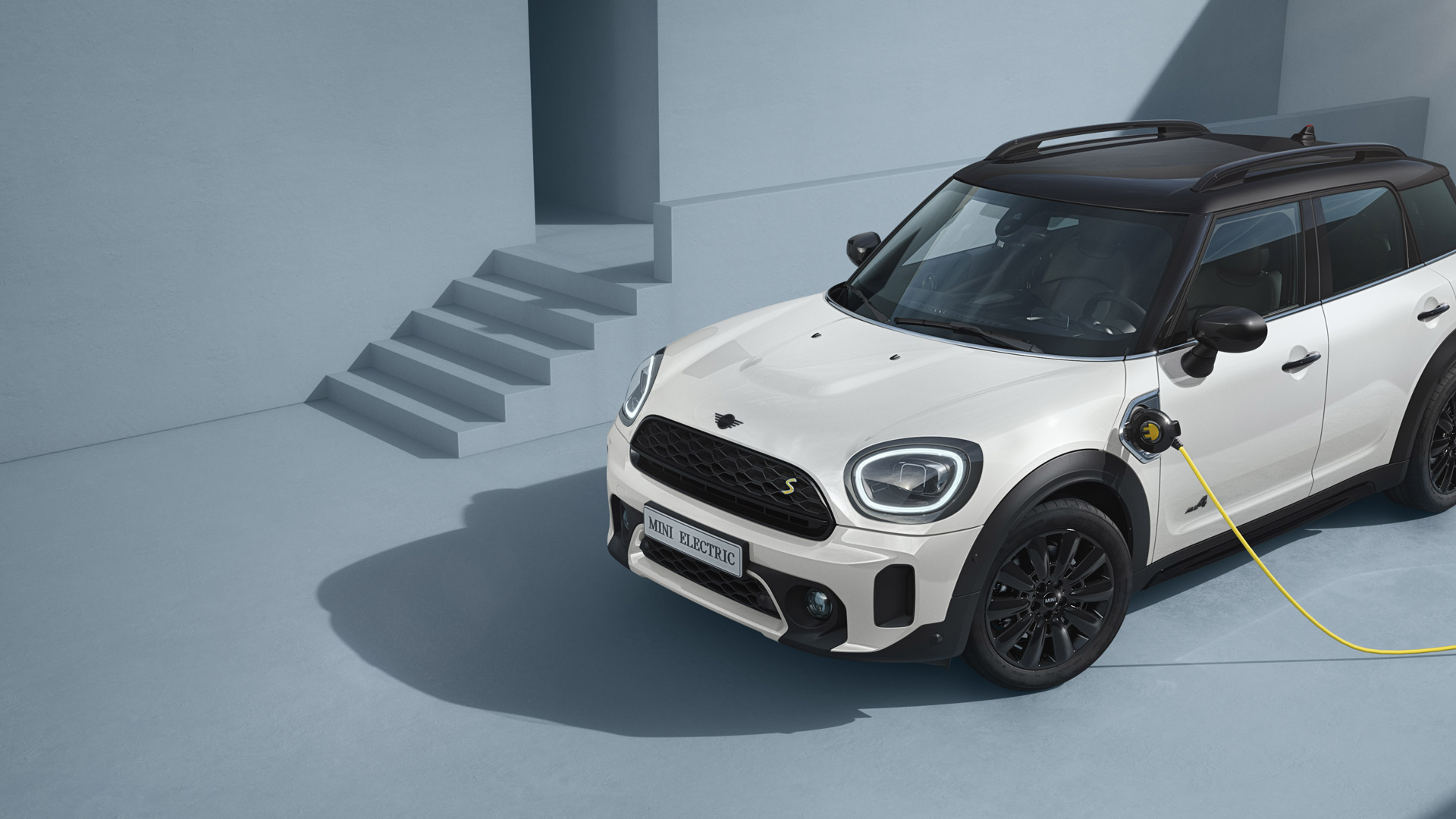 MINI Countryman Hybrid – side view – silver and yellow