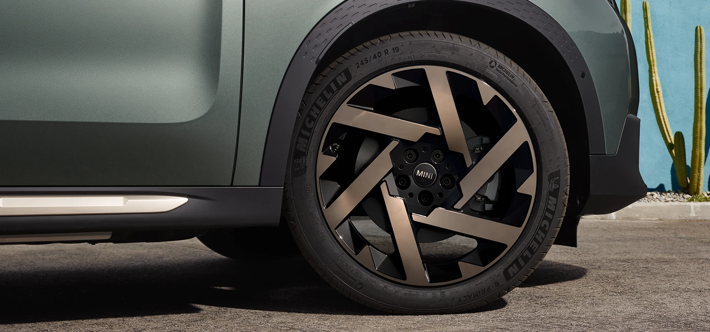 Close view on the MINI Countryman in Smokey Green with Kaleido Spoke 2-tone rims.