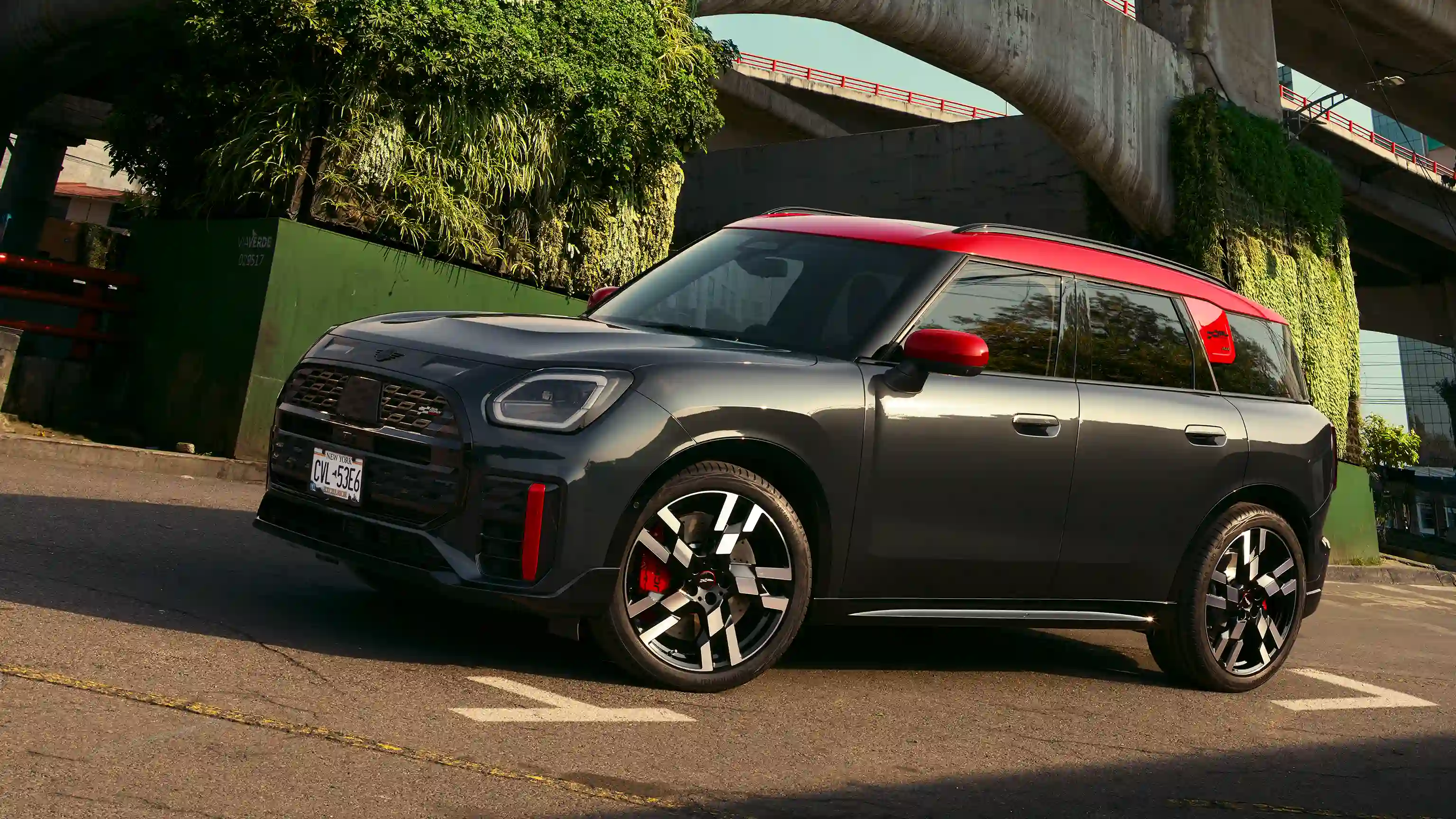 MINI John Cooper Works Countryman – side view