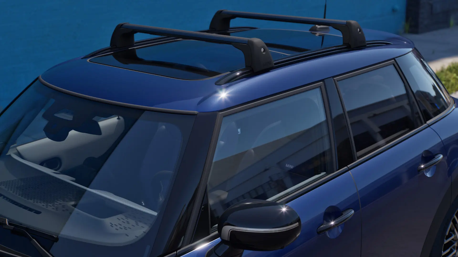 Front, side close-up of a MINI Aceman in Indigo Sunset Blue equipped with the MINI Roof Rack. 