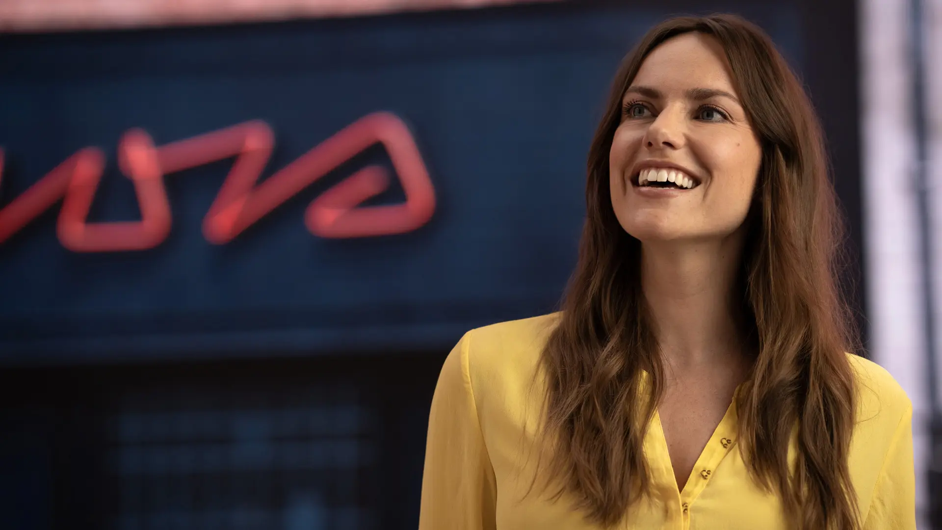 MINI service partner - woman in a yellow shirt smiling