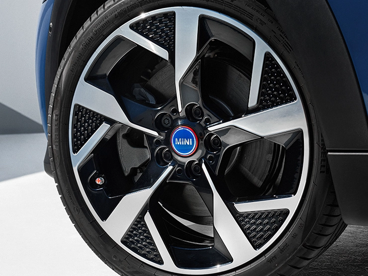 Detail view of the MINI Cooper Oxford Edition rims. 
