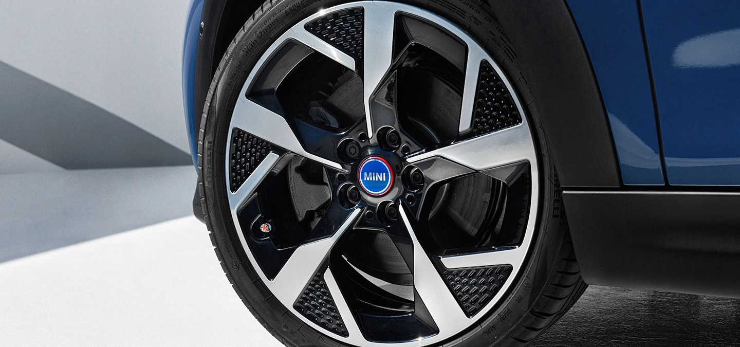 Detail view of the MINI Cooper Oxford Edition rims. 