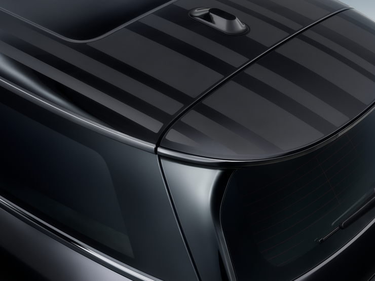 Close top shot of the MINI Paul Smith Edition Black Contrast Roof with unique stripe interpretation