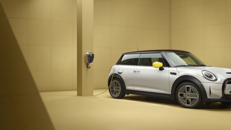 MINI 3-door Cooper SE – all-electric MINI – side view, silver