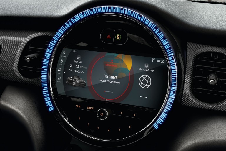 Mini electric best sale apple carplay
