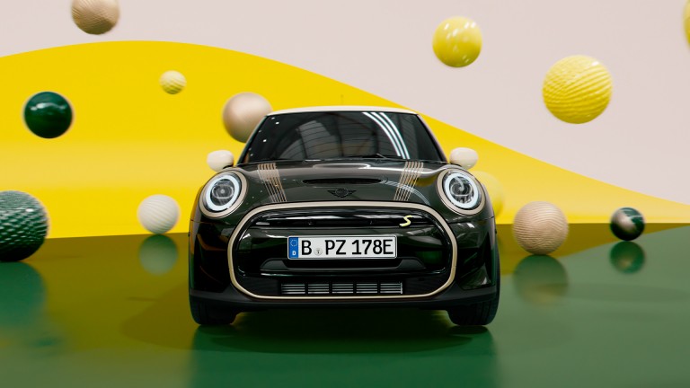 MINI Resolute Edition – Rebel Green body colour – bonnet stripes